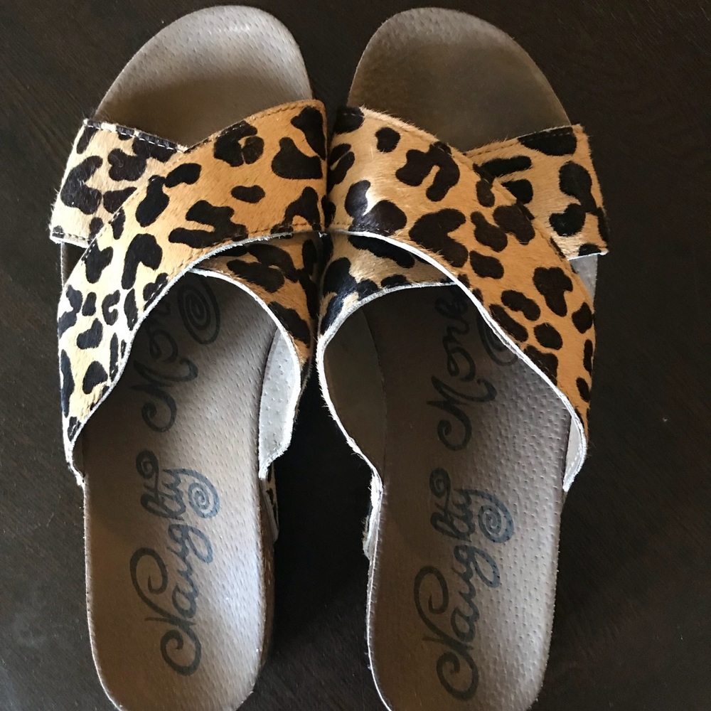 Size 9.5 but fit like an 8. Leopard/cheetah slides